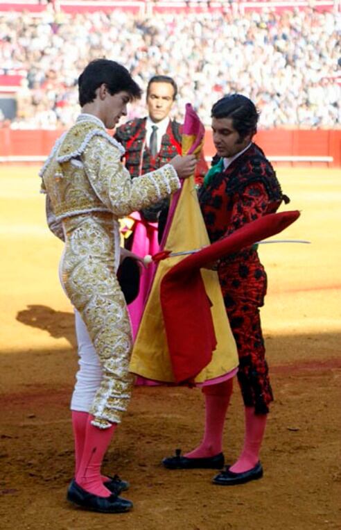 Esaú Fernández, en el momento de recibir el doctorado de manos de José Antonio 'Morante de la Puebla' con Manuel Jesús 'El Cid' como testigo.