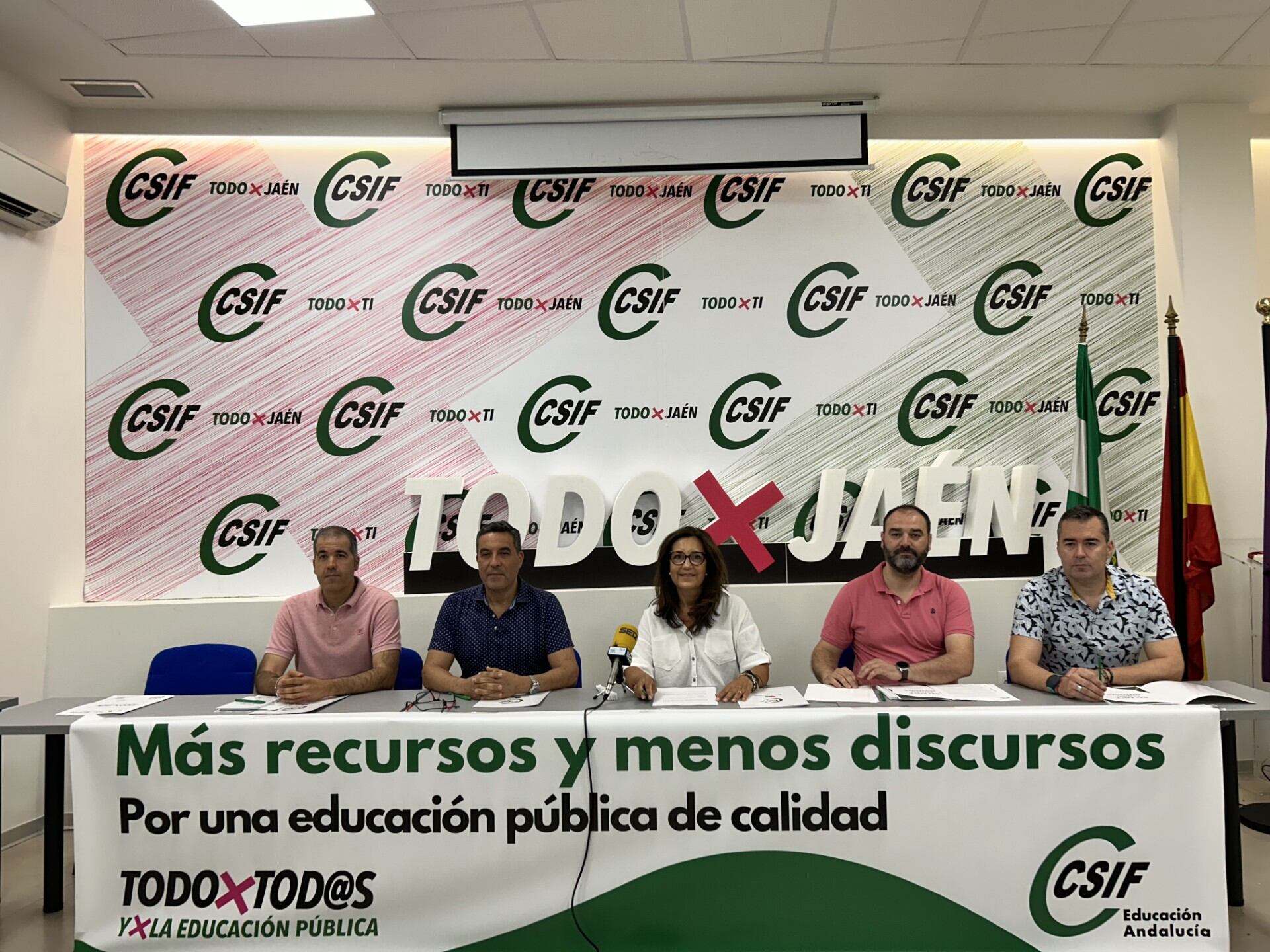 La responsable de enseñanza de CSIF Jaén, Julia Carcelén, junto a varios responsables del sindicato.