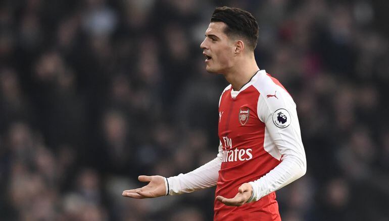 Granit Xhaka en un partido con el Arsenal 