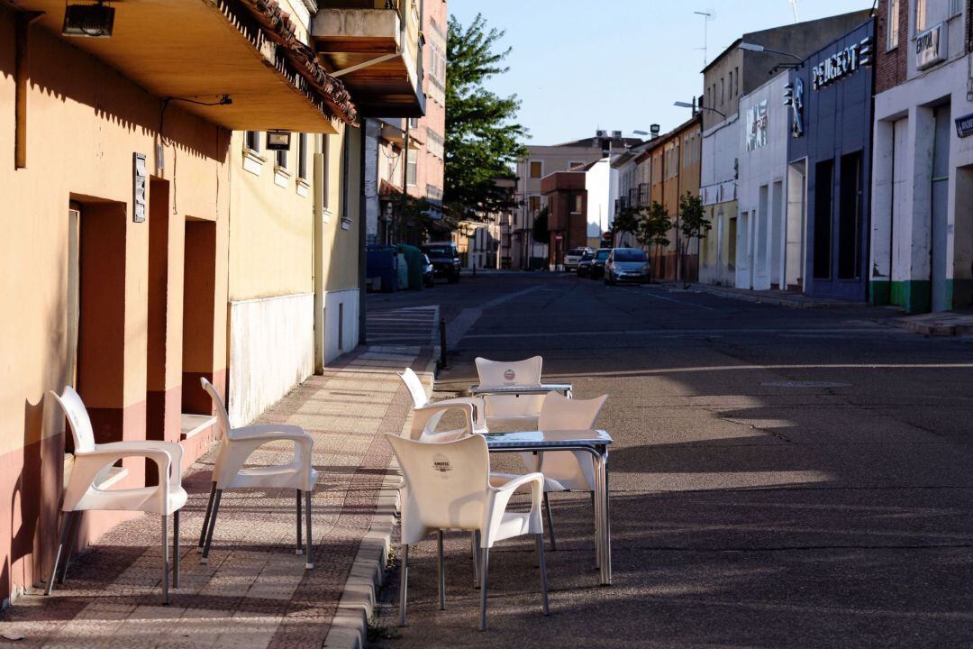 Vista de una terraza de una bar ubicada en las calles de la localidad de Íscar