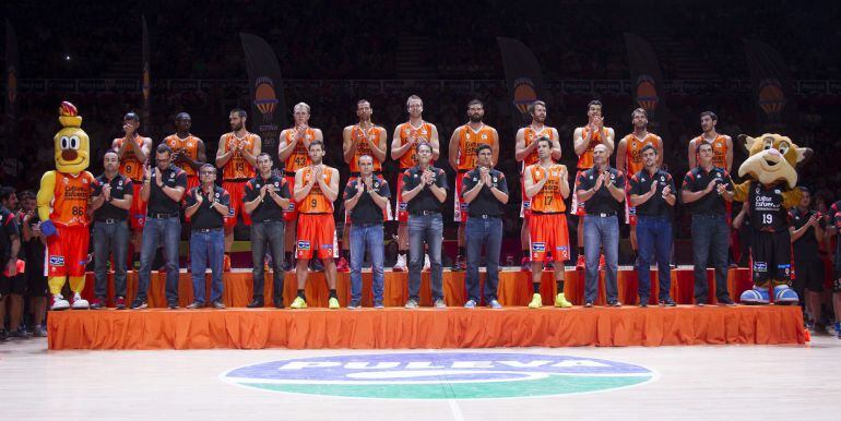GRA282. VALENCIA, 04/10/2015.- Los jugadores del Valencia Basket durante la presentación del equipo ante su afición, esta tarde en el pabellón de la Fuente de San Luis de Valencia. EFE/MIGUEL ÁNGEL POLO