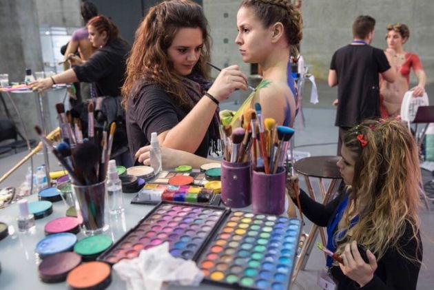 Aitana i Elisabet durant la fase de maquillatge