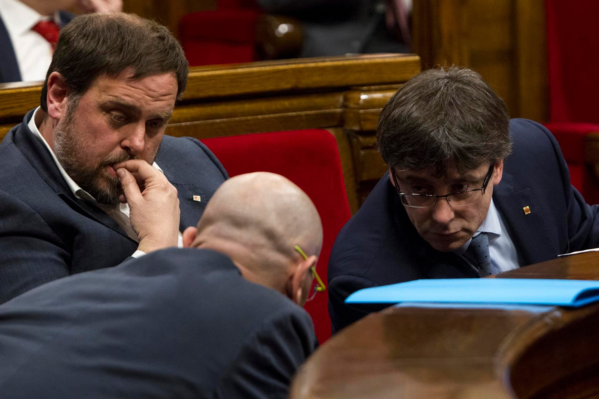 Carles Puigdemont y Oriol Junqueras en el Parlament de Cataluña