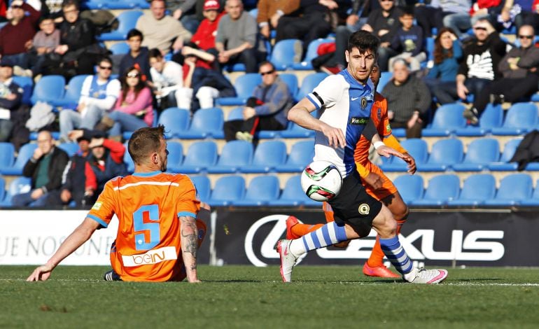 Javi Flores supera a un jugador del Valencia Mestalla