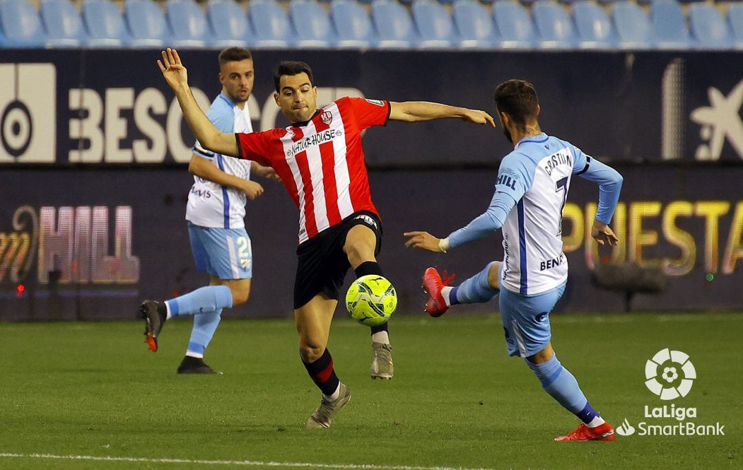 Andy disputa una pelota en La Rosaleda ante la presencia de Cristian.