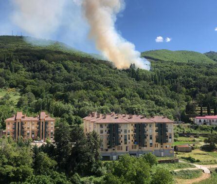 Vista del incendio en Béjar desde la localidad.
