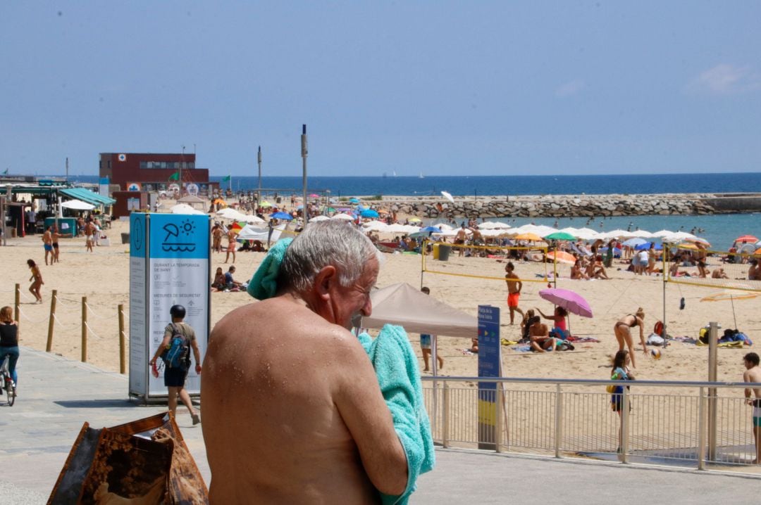 Un hombre en una playa de Barcelona.