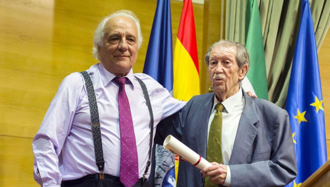 El escritor conquense Raúl del Pozo y Manuel Alcántara en 2015.