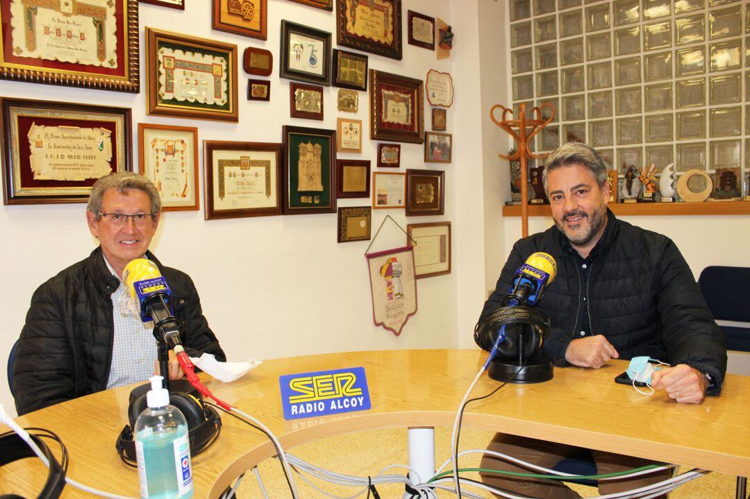 Paco Giménez y Pablo de Gracia, en los estudios de Radio Alcoy