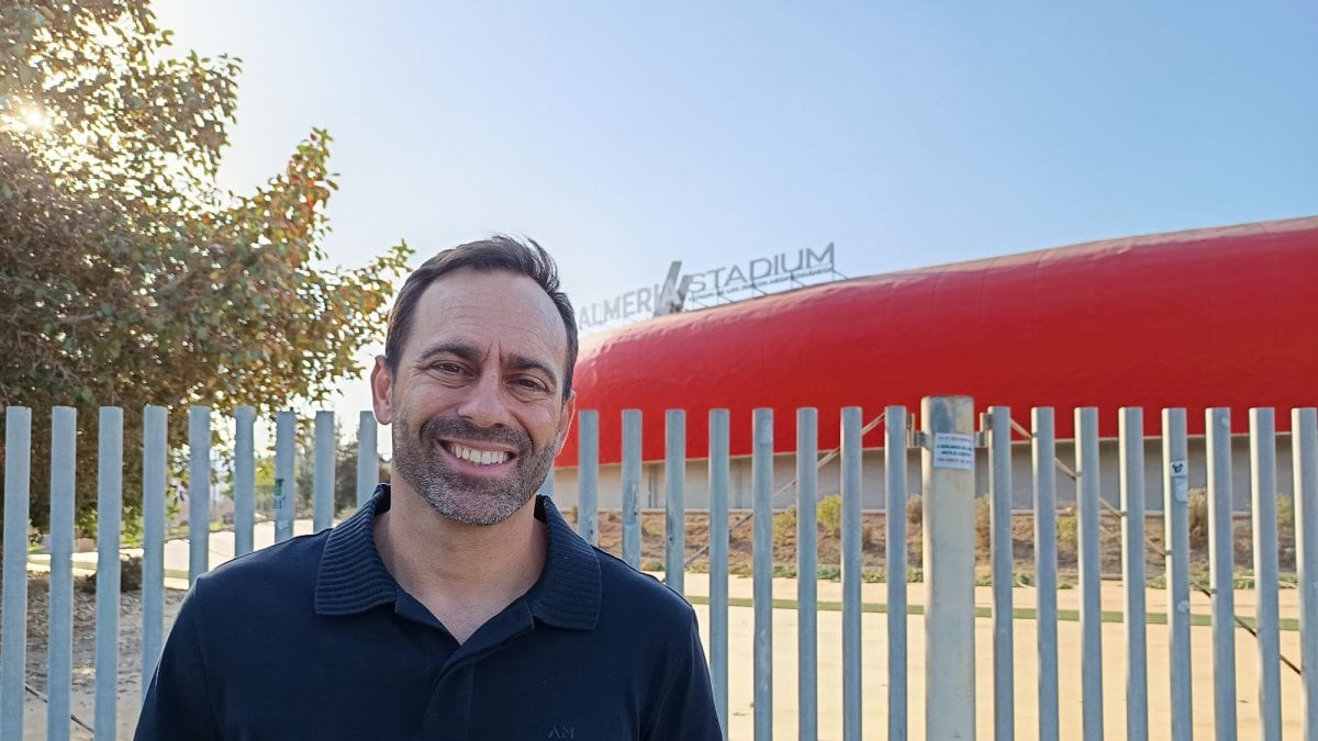 El míster de la tierra en los exteriores del Estadio de los Juegos Mediterráneos después de analizar la actualidad de su Almería del alma.