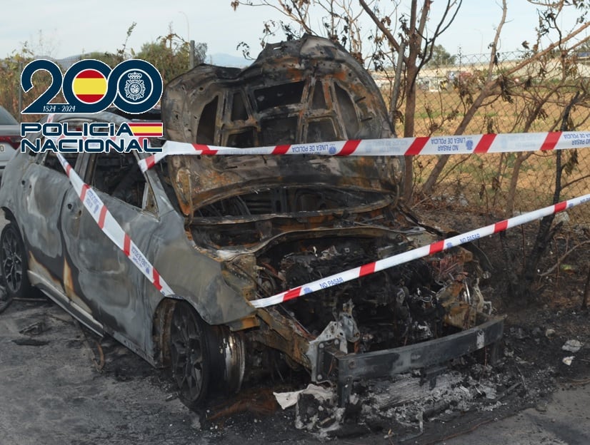 Vehículo incendiado tras el alunizaje en las oficinas del parking