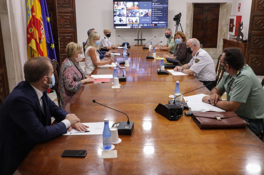 Última reunión en el Palau de la Generalitat entre la delegación del gobierno, las consellerias de interior y sanidad y los municipios que a partir de mañana celebran estas fallas atípicas