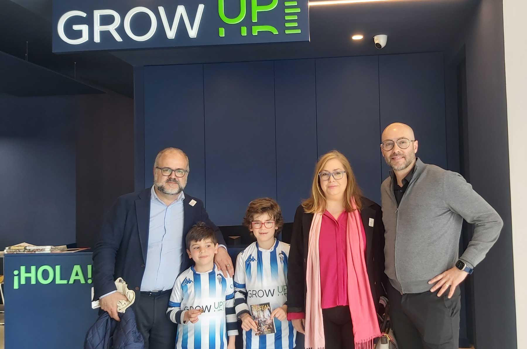 Enrique Bellver, Mauro, Martín, con sus camisetas, Jara Sevila y Miguel Ángel Llorens, en la sede de Grow Up