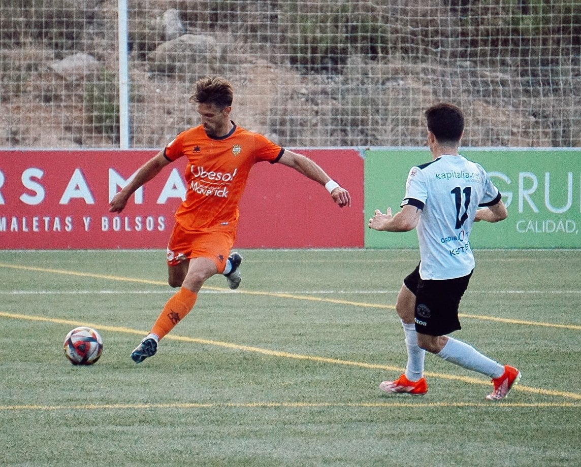 Ballester rebutja davant la presió de Pablo Francés // Foto: Atzeneta UE