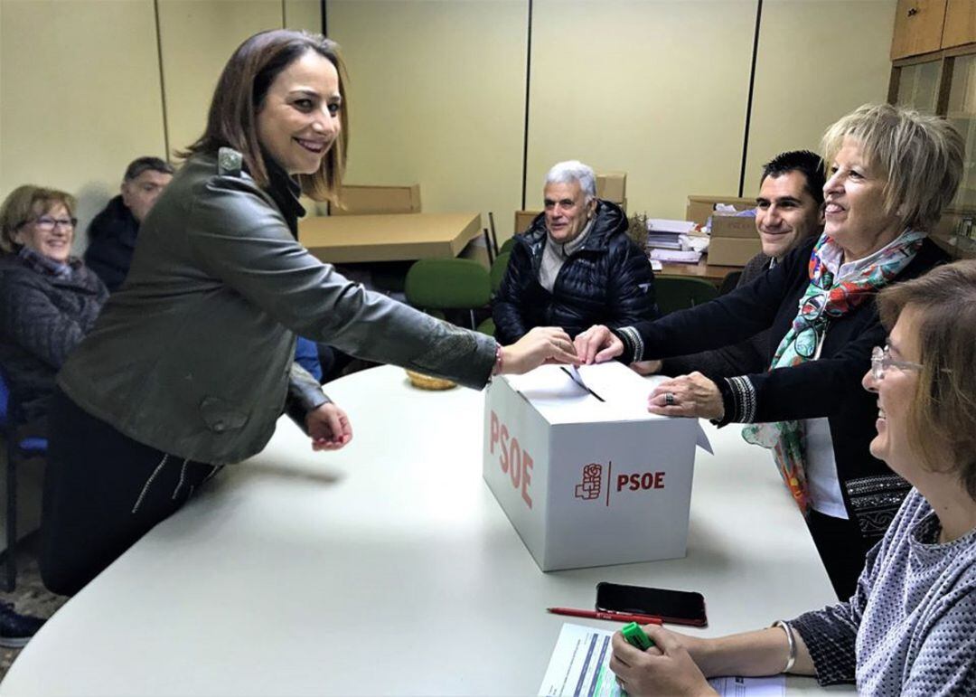 La secretaria provincial de los socialistas, Miriam Andrés, en el momento de la votación en Palencia