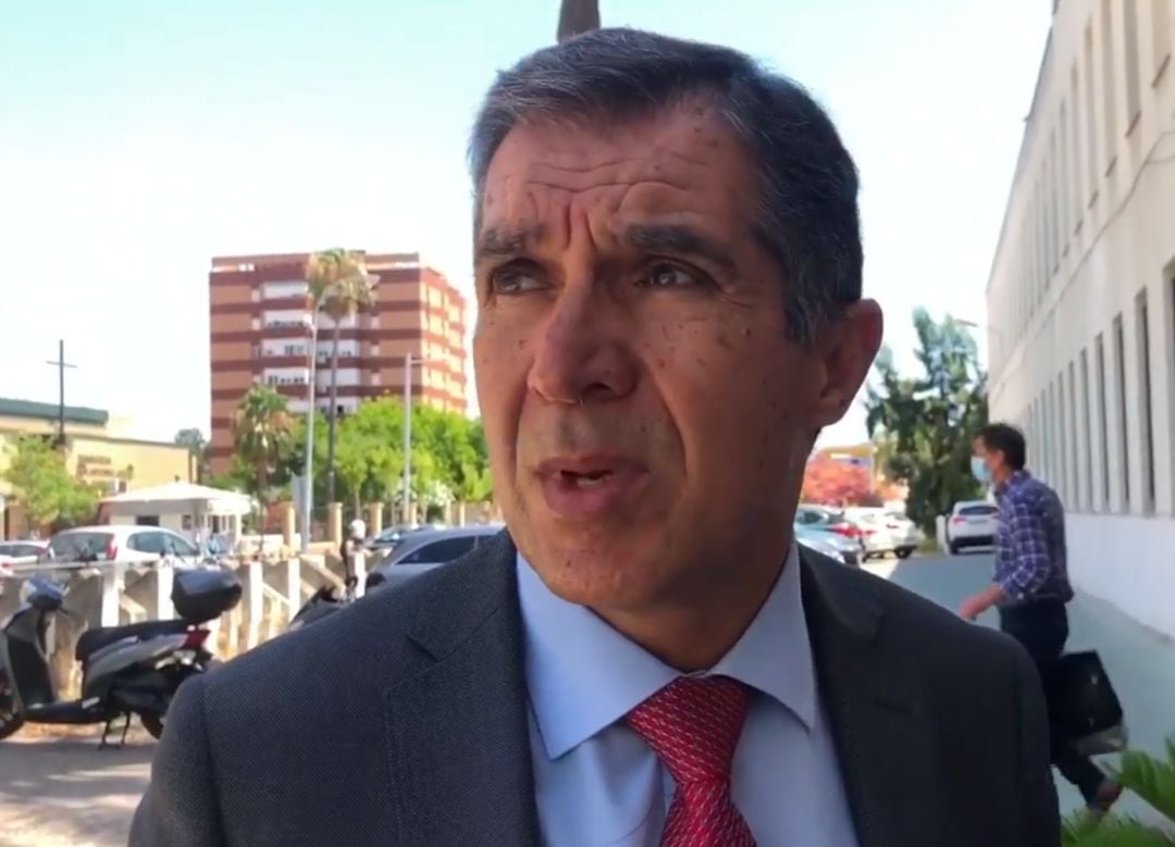 Lorenzo Del Río, presidente del TSJA, a las puertas de los juzgados de Algeciras 