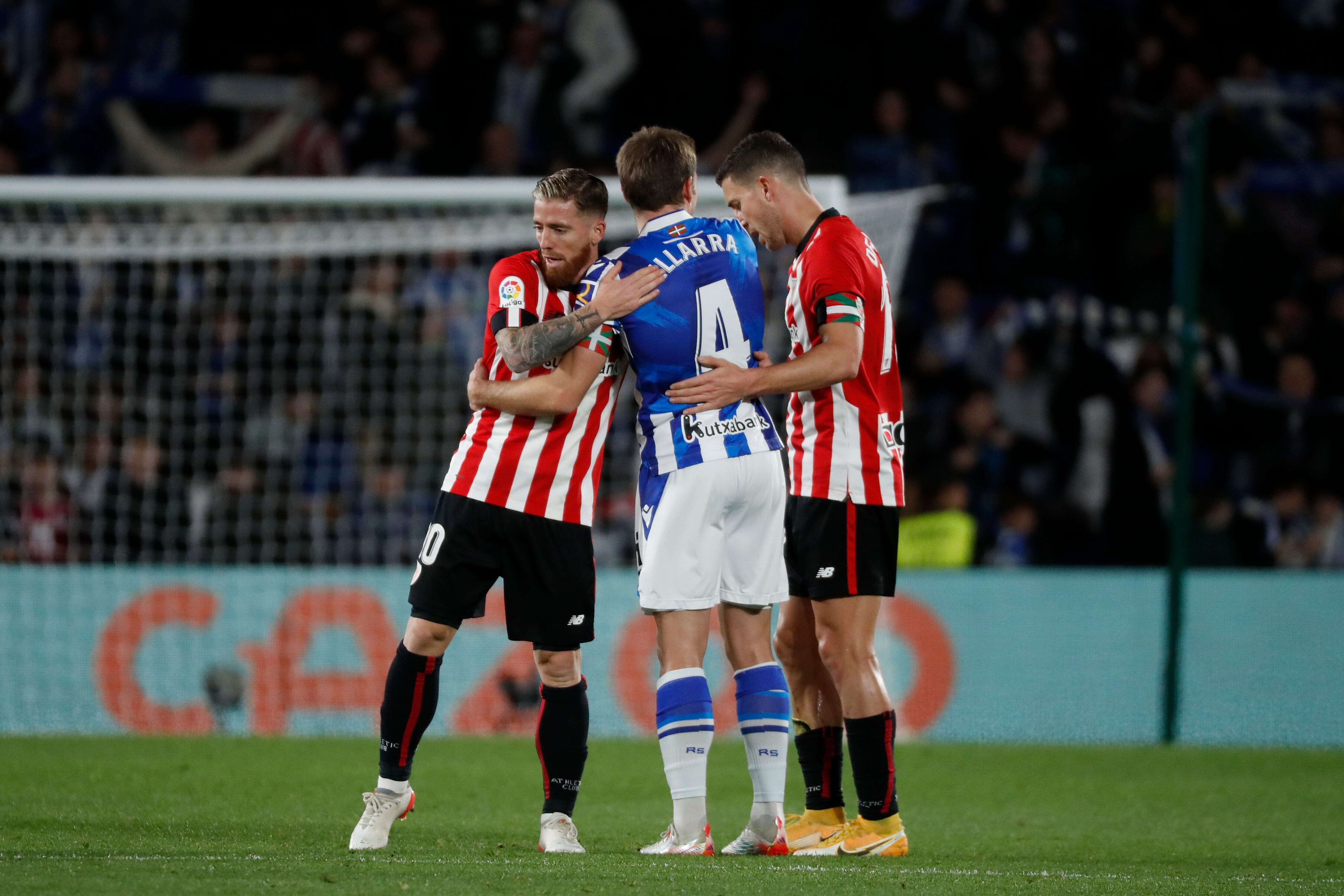 Iker Muniain se saluda con Asier Illarramendi tras el partido