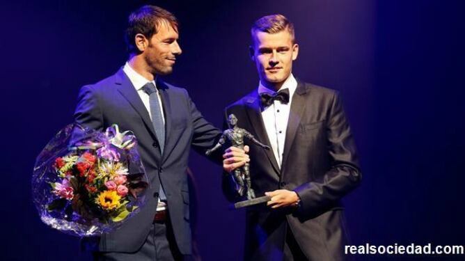 Alfred Finnbogason recibimiendo el trofeo de máximo goleador holandés 13-14