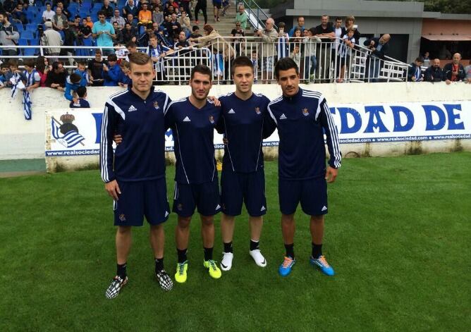 Finnbogason junto a Zaldua, Gaztañaga y Yuri Berchiche.