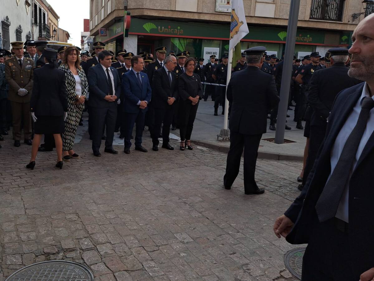 Multitudinaria despedida en Marmolejo al agente fallecido en Andújar