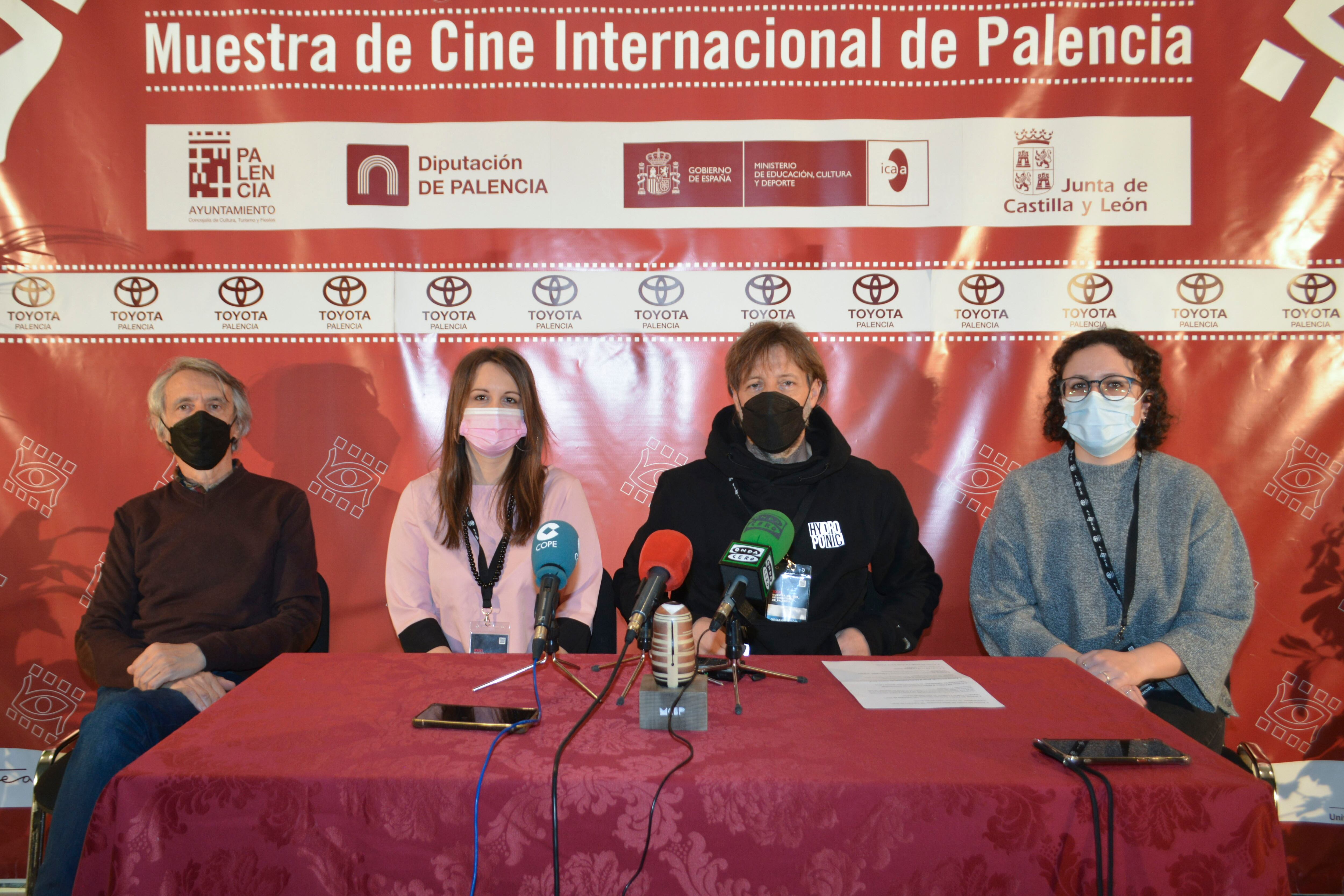 PALENCIA, 10/03/2022.- Los organizadores de la Muestra de Cine Internacional de Palencia Luis Carbajal (i), Cristina P. Buisán (2i), Fran Fernández (2d) y Belén Rodríguez (d) EFE/ Almudena Álvarez