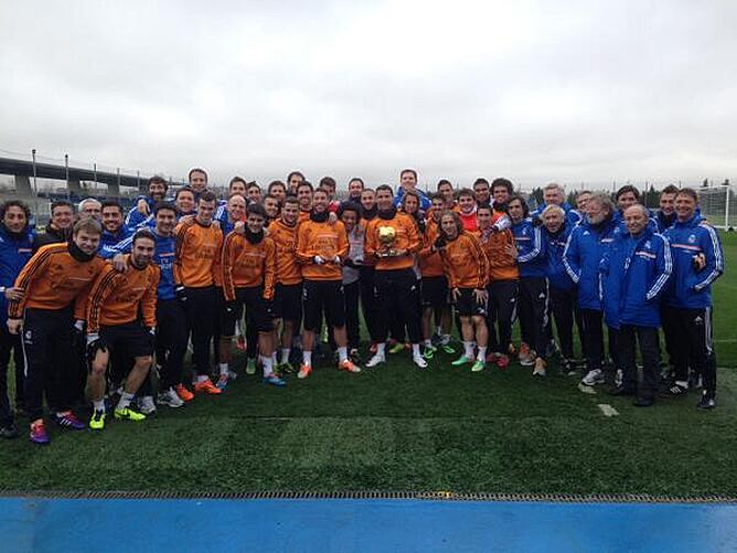 El futbolista del Real Madrid ha acudido a Valdebebas con el galardón un día después de haberlo recibido en la gala de la FIFA celebrada en Zúrich. "Este premio es de todos. De todo el equipo y staff. Y de toda la afición!", ha señalado en su cuenta ofici