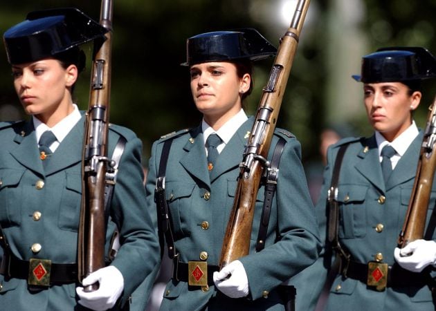 Tres agentes de la Guardia Civil.