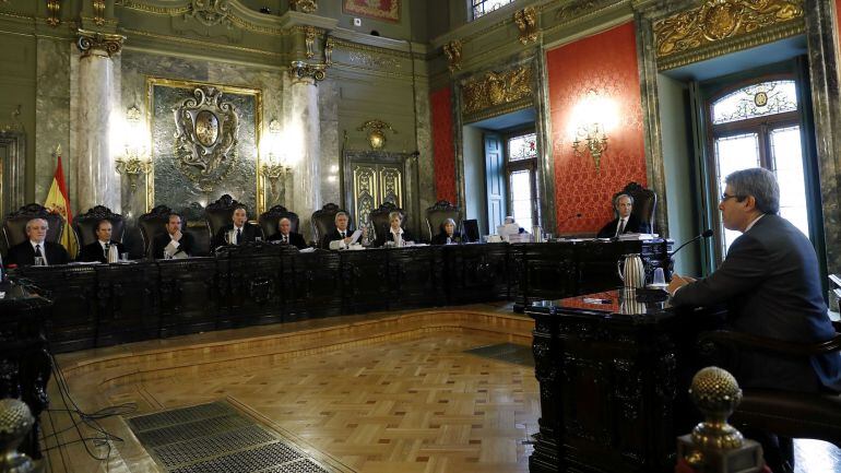 L&#039;exconseller Francesc Homs, davant dels set magistrats del Tribunal Suprem que el jutgen pel procés participatiu del 9-N. Imatge del 27 de febrer del 2017. (Horitzontal)