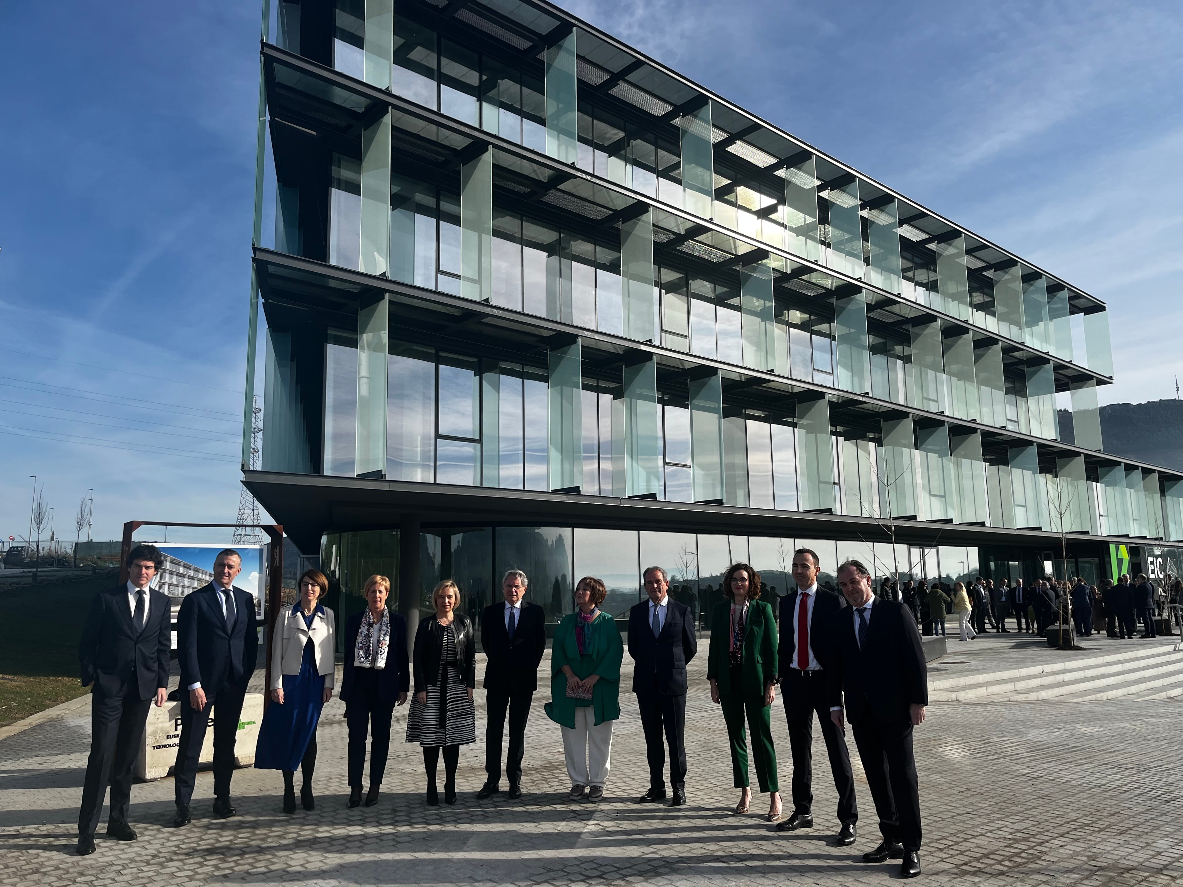 El nuevo edificio, ubicado cerca del Puerto de Bilbao, en Santurtzi, y de las instalaciones de la planta de Petronor y conectado con la autovía A-8, acogerá dos infraestructuras estratégicas: la sede del nuevo campus y el EIC, en el que se instalarán las empresas Petronor, AMPO, Tubacex, Tubos REunidos y Vicinay