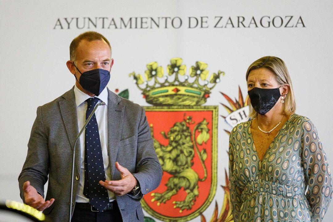 El presidente del Real Zaragoza, Christian Lapetra y la alcaldesa accidental de Zaragoza, Patricia Cavero, en el acto de esta mañana 
