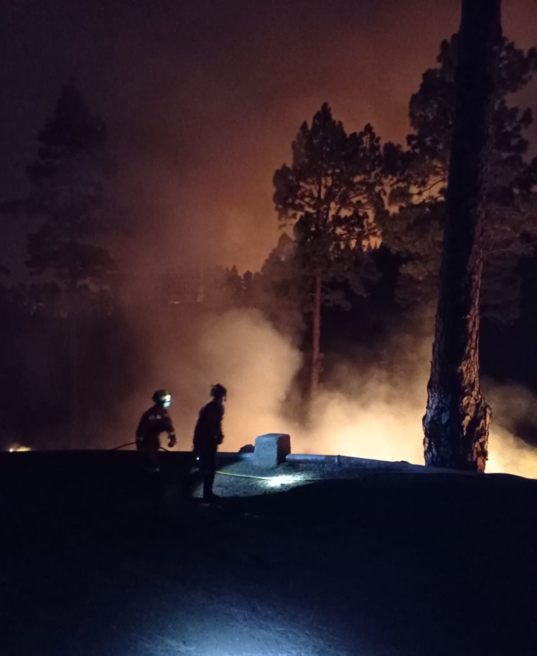 61 efectivos de la UME se suman a las labores de extinción del incendio de Garafía