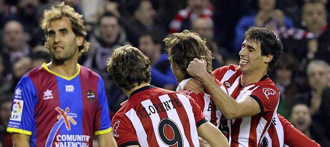 Javi Martínez y Fernando Llorente felicitan a Amorebieta por su gol ante la presencia de Barkero