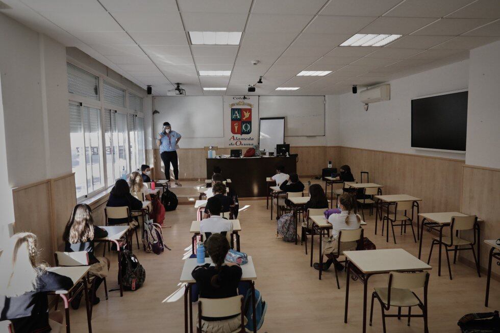 Niños en las aulas del Colegio Privado Alameda de Osuna en el primer día del curso escolar 2020-2021, en Madrid (España).