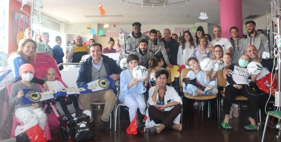 Visita de jugadores, cuerpo técnico y directiva a los niños ingresados en el General de Alicante