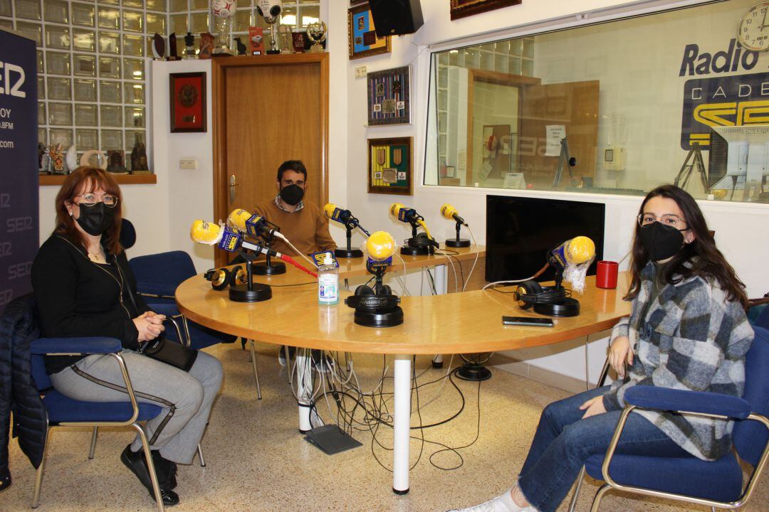 Ana Torregrosa, Celia Torregrosa y José Luis Molina, en el estudio de Radio Alcoy