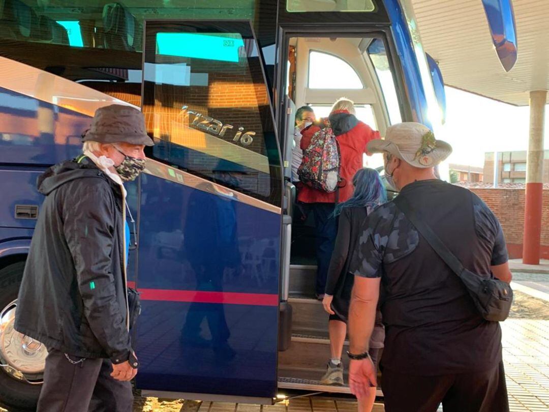 Varios peregrinos haciendo uso del autobús habilitado para &#039;sortear&#039; el tramo de Camino confinado por culpa del Coronavirus