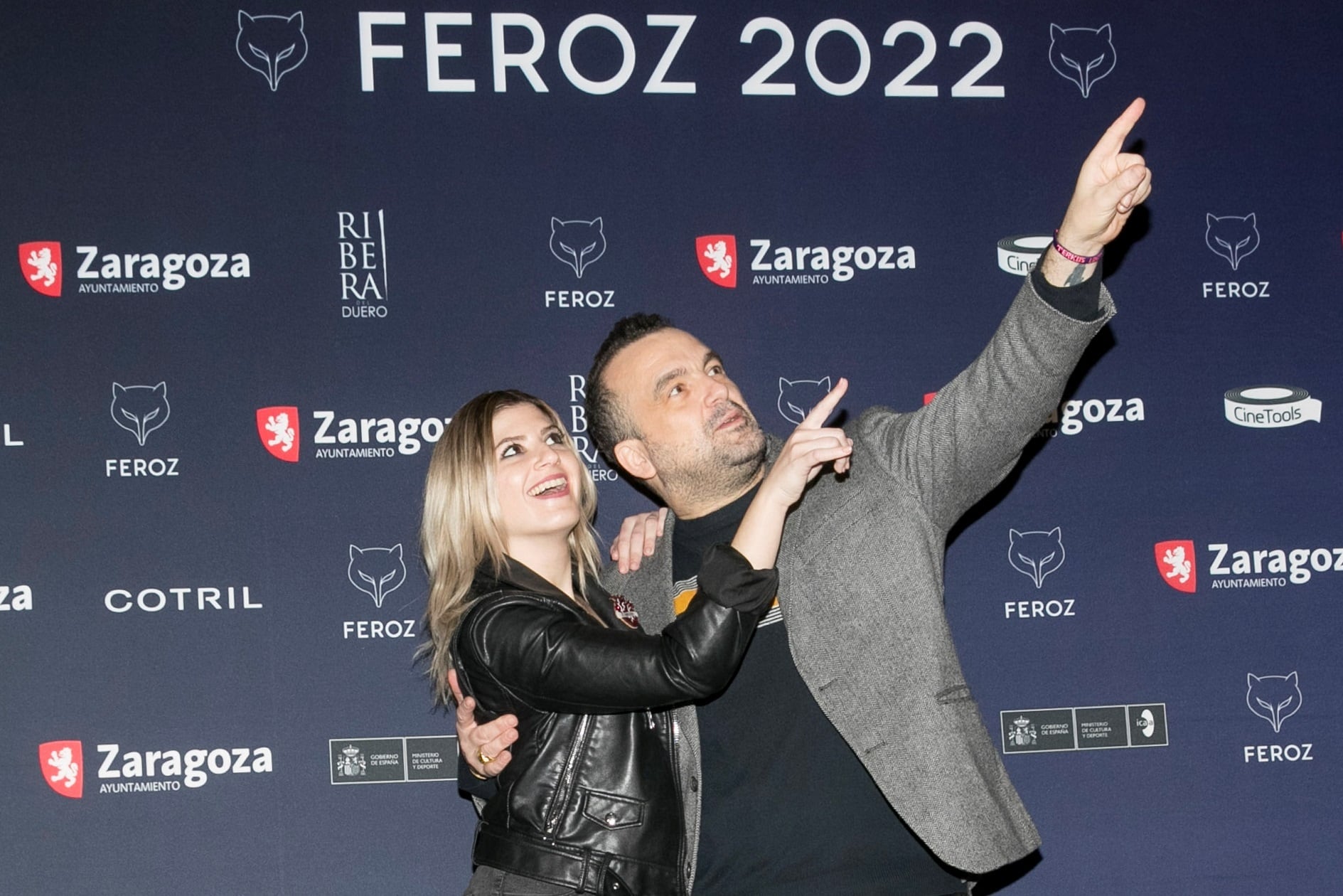 Los presentadores de la gala de los Premios Feroz 2022, Paula Púa (i) y Nacho Vigalondo (d) posan en la presentación en Zaragoza