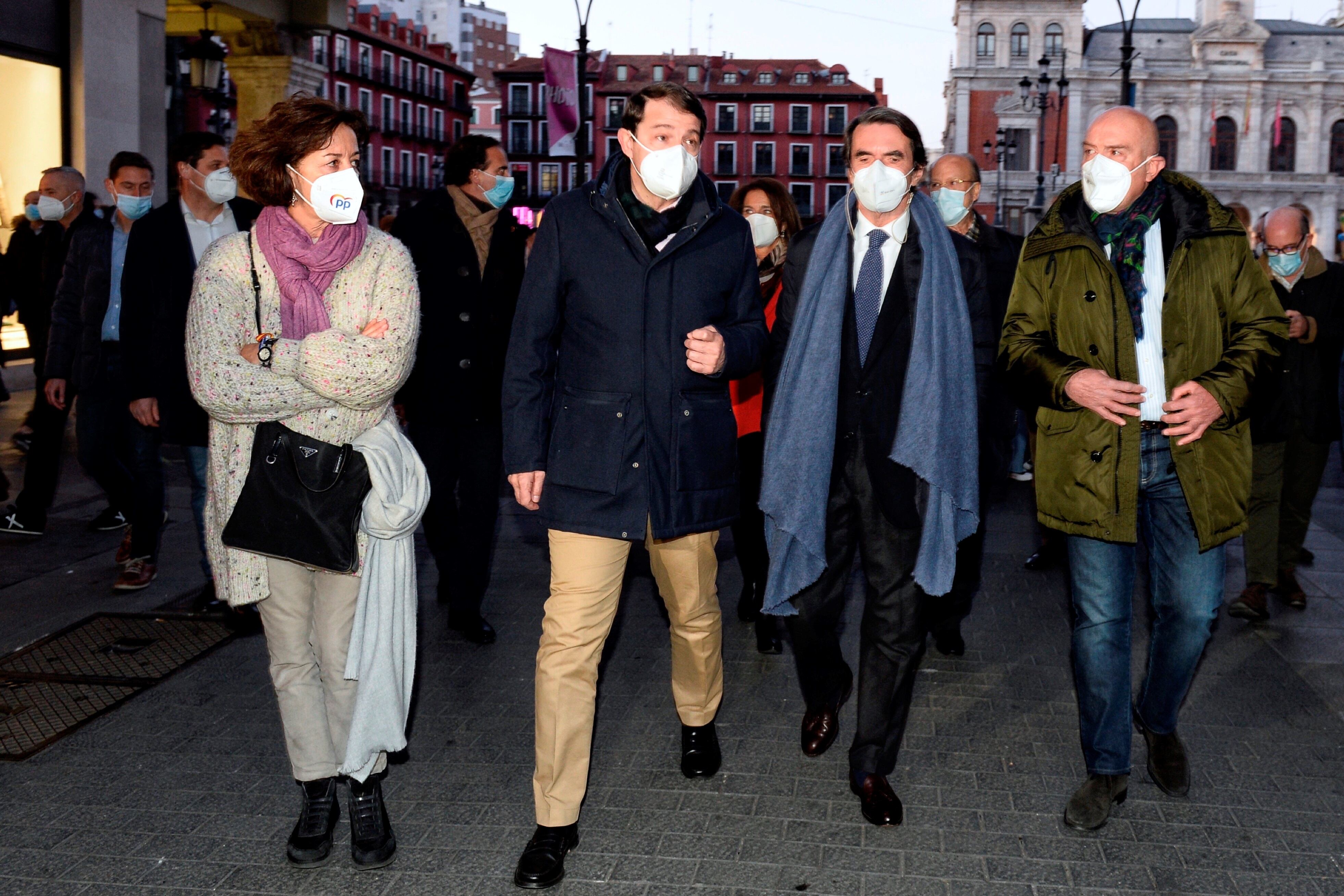 VALLADOLID, 29/01/2022.- El expresidente del Gobierno José María Aznar (2d), da un paseo por Valladolid antes de un acto de la campaña electoral a la Presidencia de Castilla y León junto al candidato a la reelección por el PP, Alfonso Fernández Mañueco (2i). EFE/NACHO GALLEGO
