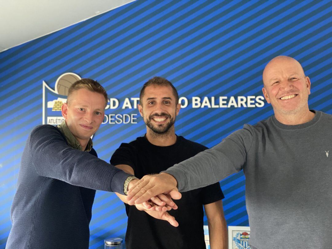 (De izquierda a derecha) Patrick Messow, director deportivo, Canario, jugador del Atlético Baleares e Ingo Volckmann, presidente del club.