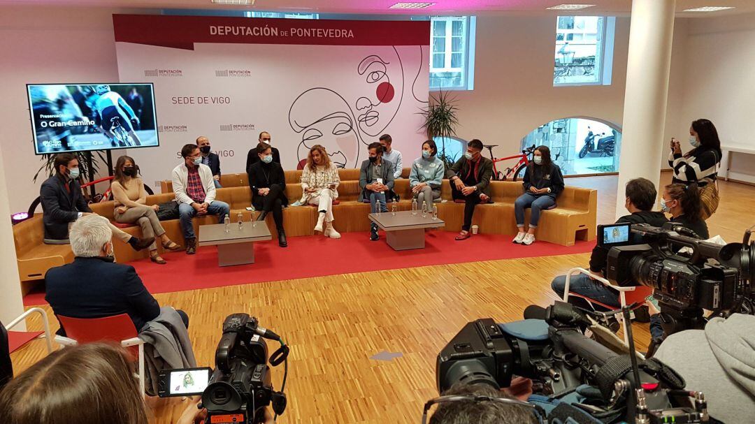 Carmela Silva junto a Ezequiel Mosquera durante la presentación de la primera etapa de O Gran Camiño