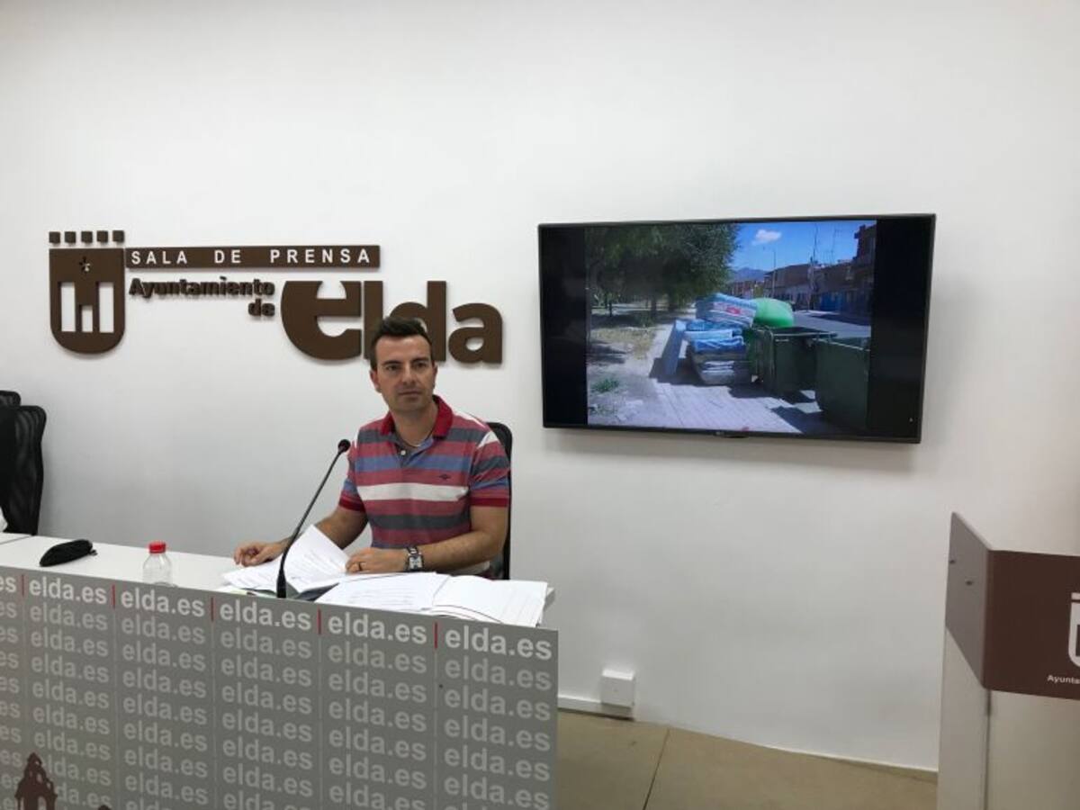 Elda amanece con 120 colchones esparcidos en diferentes zonas de la ciudad