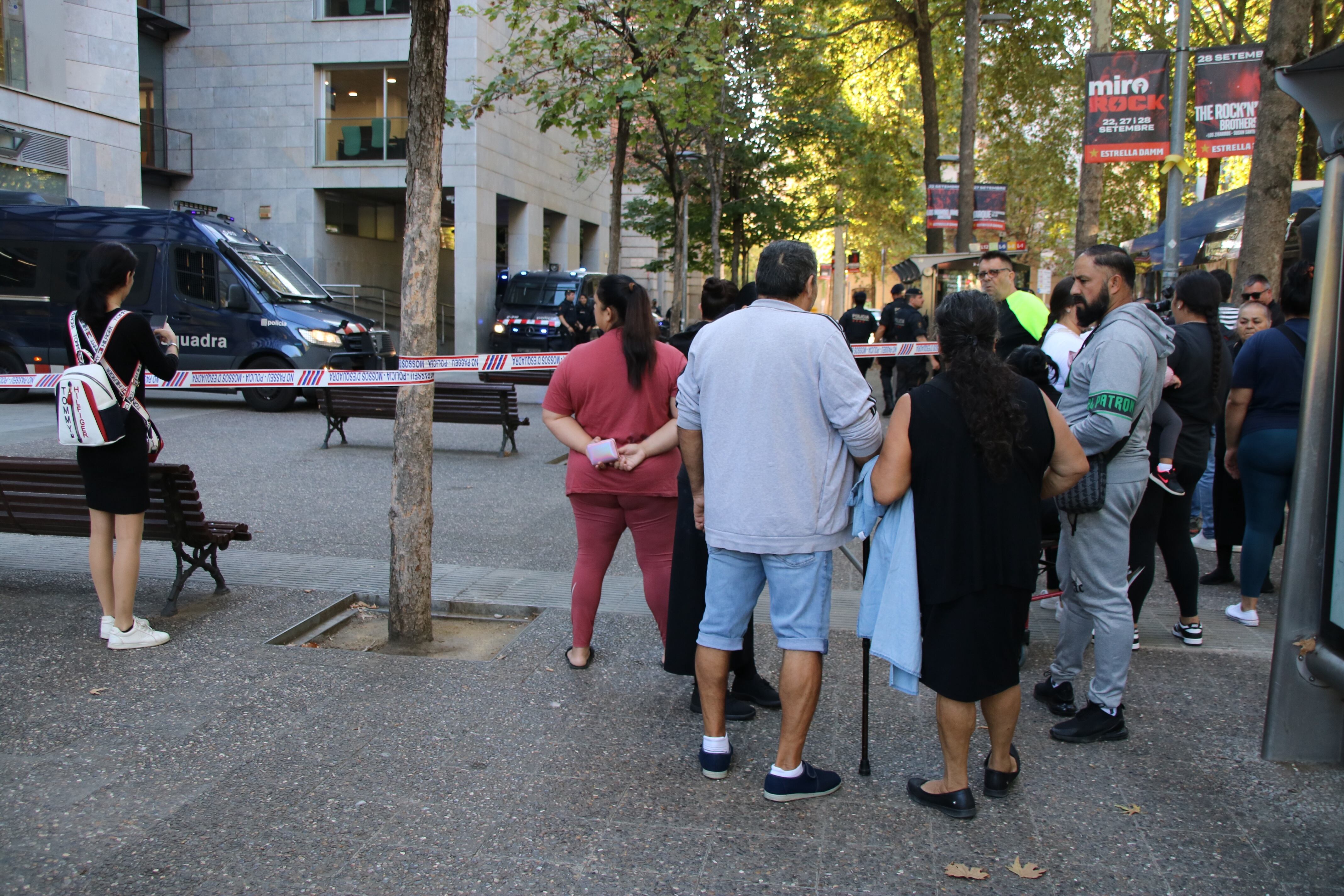 Alguns familiars de les víctimes del crim de Font de la Pólvora s&#039;esperen davant dels jutjats