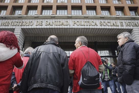 GRA124. MADRID, 20/02/2015.- Manifestantes en el exterior del Ministerio de Sanidad, donde hoy se han reunido las sociedades científicas y las asociaciones de pacientes con representantes del Ministerio para conocer el contenido del Plan Estratégico Nacio