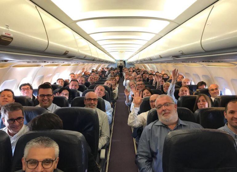 Los alcaldes, en la cabina del vuelo a Bruselas.