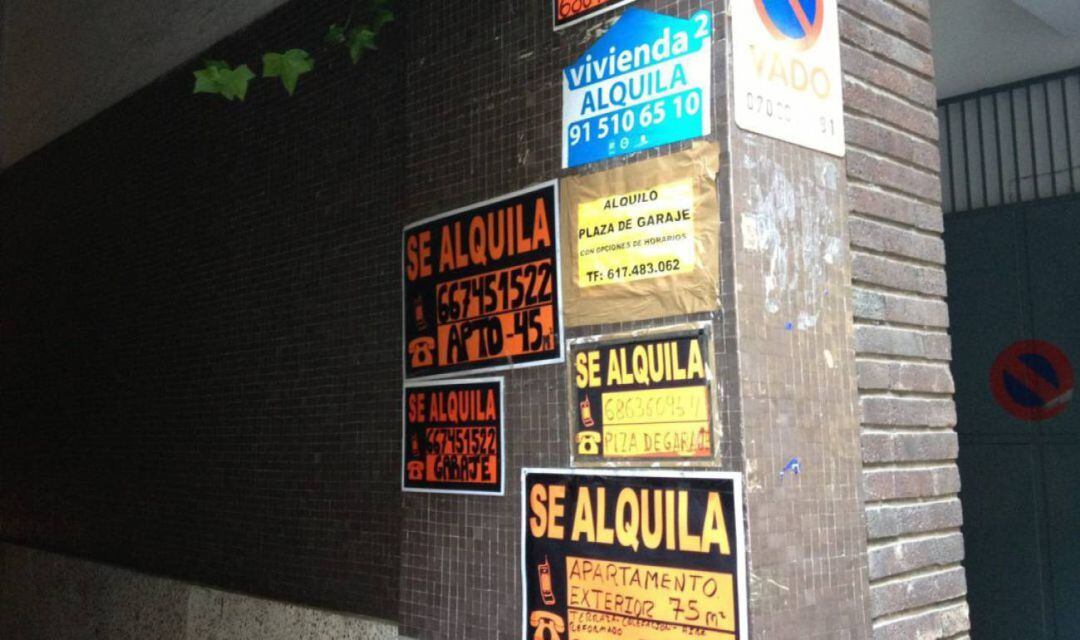 Carteles que anuncian viviendas en alquiler