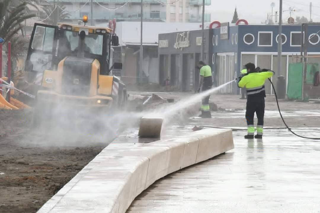 Trabajos de limpieza en el paseo David Ferrer, en Xàbia, tras el paso de la borrasca Gloria.