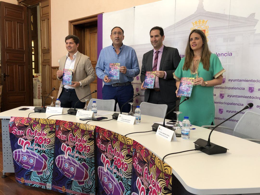 De izqda a dcha: Víctor Torres, concejal de Juventud y Deportes; Alfonso Polanco, primer teniente de alcalde; Mario Simón, alcalde de Palencia y Laura Lombraña, concejala de Cultura y Fiestas