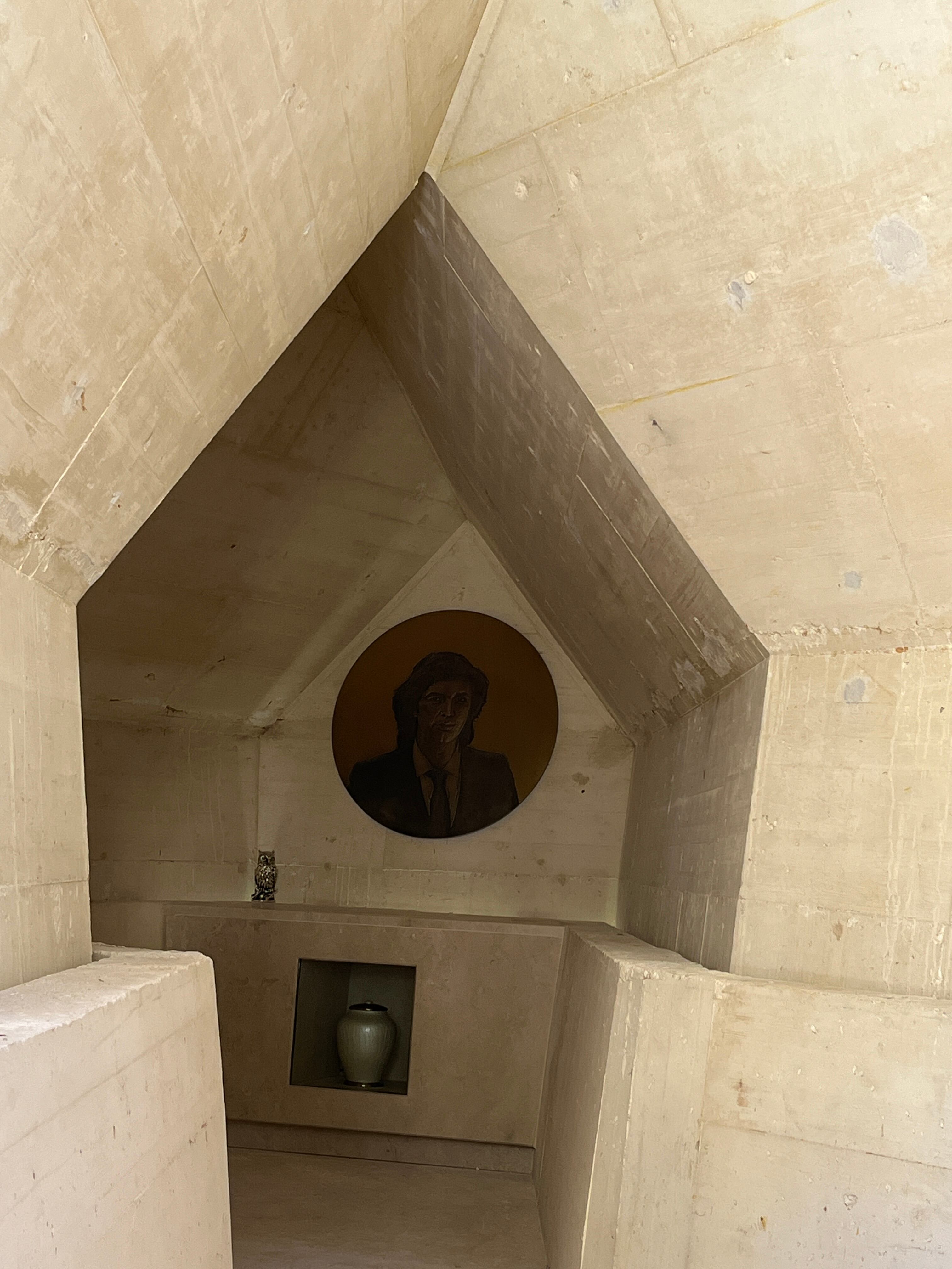 Urna con las cenizas de Camilo Sesto en su panteón mausoleo en Alcoy