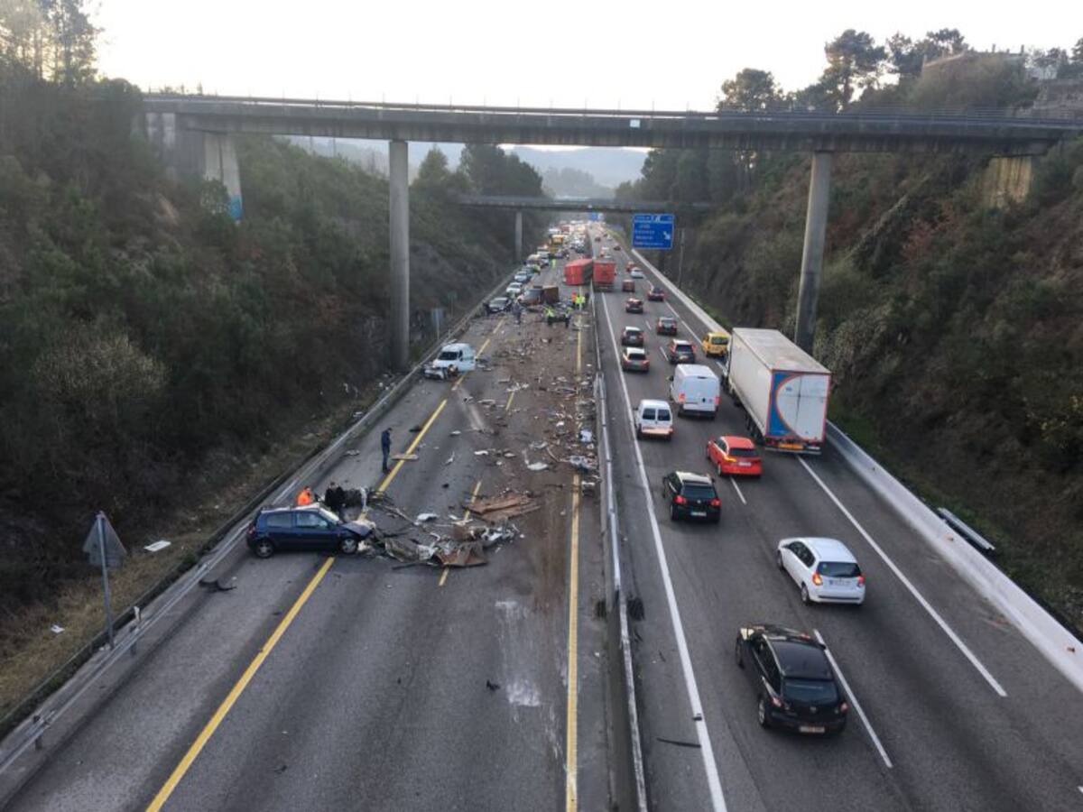 Un aparatoso accidente en la A-55 mantuvo la vía cortada hasta las 13h