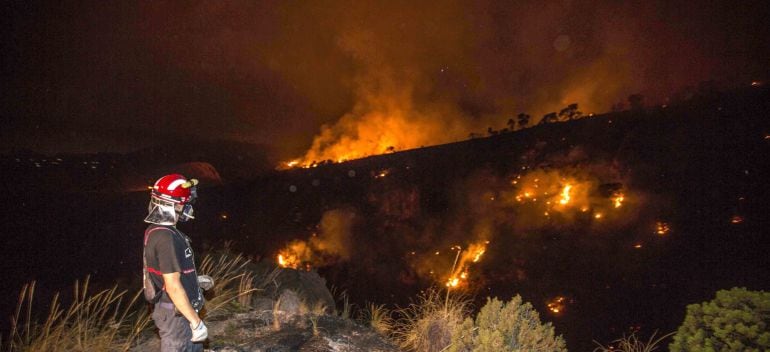 Un bombero observa el incendio forestal en una imagen de archivo. EFE/Marcial Guillén.